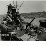 主砲を持ち上げる戦艦大和（大和ミュージアム提供）