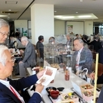 学生当時の写真を見ながら思い出話に花を咲かせる神戸大ＯＢら＝神戸市灘区六甲台町、神戸大六甲第１キャンパス