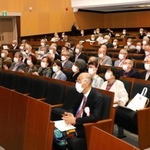 学生紛争の影響で開かれなかった卒業式を、約５０年ぶりに執り行う神戸大ＯＢたち＝神戸市灘区六甲台町、神戸大六甲第１キャンパス