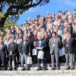 青空の下、５２年前の卒業を記念して写真撮影する神戸大のＯＧ、ＯＢら＝神戸市灘区六甲台町