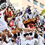 地区ごとにそろいの法被で、だんじりの勇壮な練りを披露した＝３０日午後、神戸市灘区備後町４