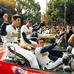 阪神・淡路大震災があった年にリーグ優勝を果たし、神戸でのパレードでファンに手を振る（左端から）イチロー選手、星野伸之投手、仰木彬監督＝１９９５年１１月５日、神戸市中央区、東遊園地前