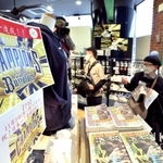 オリックスの球団直営店で、日本一を伝えるスポーツ紙などを買い求めるファンら＝３１日午前、神戸市中央区三宮町１、Ｂ－ＷＡＶＥ（撮影・長嶺麻子）