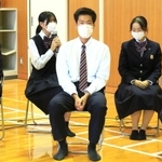 尼崎市長選の立候補予定者に質問する高校生＝尼崎市立尼崎高校（撮影・斎藤雅志）