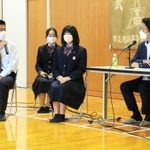 尼崎市長選の立候補予定者に質問する高校生ら＝尼崎市立尼崎高校（撮影・斎藤雅志）