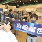 オリックスの球団直営グッズショップで優勝パレードを観覧するためのグッズを買い求めた親子連れ＝３１日午後、神戸市中央区三宮町１（撮影・長嶺麻子）