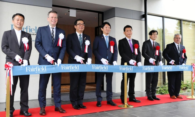 テープカットを行う積水ハウスの仲井嘉浩社長（左から３番目）ら。斎藤元彦知事（中央）も出席した＝豊岡市日高町栗栖野