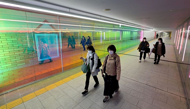 リニューアル工事を終えた三宮中央通り地下通路「サンポチカ」。壁面が色鮮やかなガラス張りになっている通路も＝１日午後、神戸市中央区三宮町２（撮影・坂井萌香）