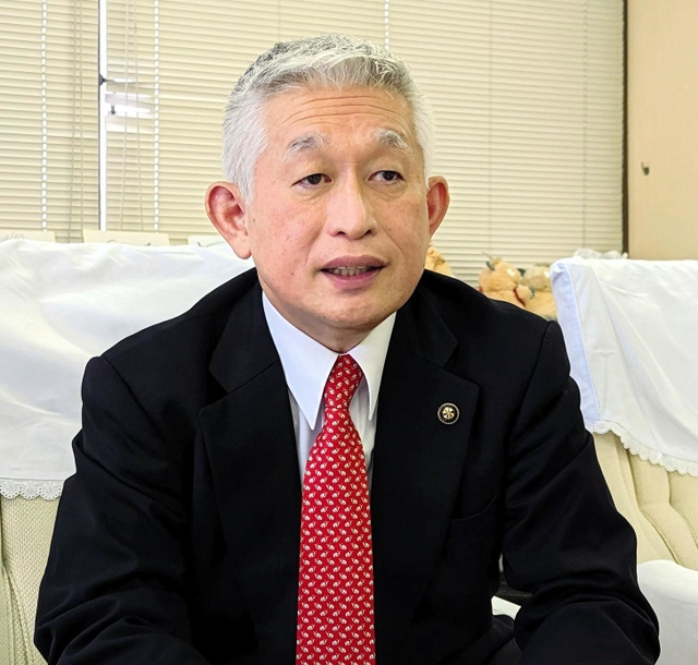 インタビューに応じる泉房穂市長＝１日午後、明石市役所