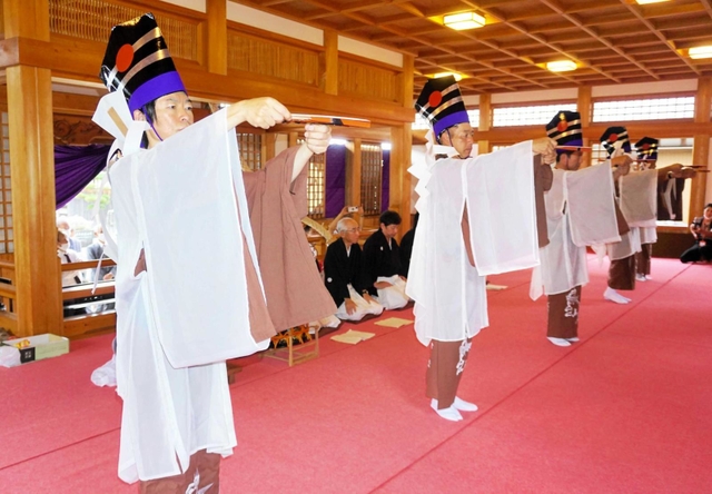 今年９月に亀岡八幡神社で奉納された風流踊の「小踊」＝南あわじ市阿万上町（阿万風流踊保存会提供）
