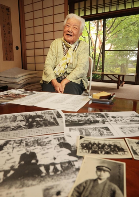 第１回の兵庫大会から出場する伝統校・県伊丹高校に父親の内田和雄さんが所属していたと話す竹内和佐子さん＝姫路市飾東町北野（撮影・吉田敦史）