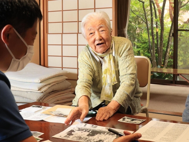 第１回の兵庫大会から出場する伝統校・県伊丹高校に父親の内田和雄さんが所属していたと話す竹内和佐子さん＝姫路市飾東町北野（撮影・吉田敦史）