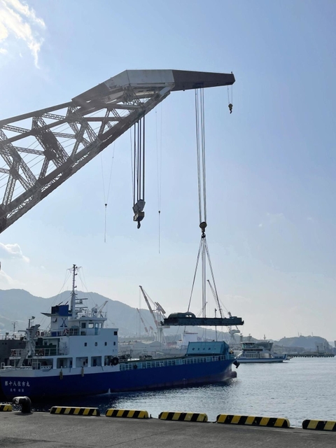 起重機船「さんこう」でつり上げられた大型旋盤の一部＝広島県呉市宝町（大和ミュージアム提供）