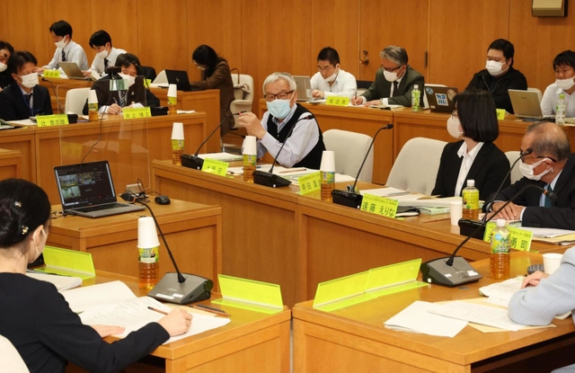 兵庫県が設けた「犯罪被害者等支援条例検討委員会」の会合。神戸連続児童殺傷事件の記録廃棄も議論された＝４日午後、兵庫県庁（撮影・長嶺麻子）