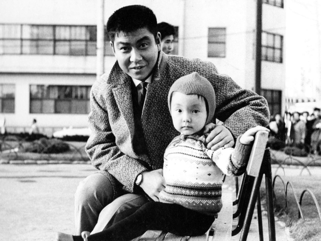 神戸での撮影の合間に、大島有紀子さんの長女と写真に収まる石原裕次郎さん（大島さん提供、石原音楽出版社の許諾を得ています）