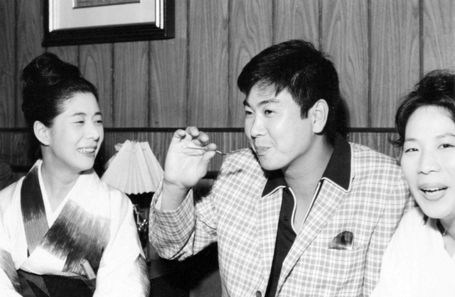 大島有紀子さん（左）が経営するクラブを訪れ、くつろぐ石原裕次郎さん（大島さん提供、石原音楽出版社の許諾を得ています）