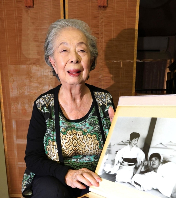 石原裕次郎さんのスナップ写真を見ながら、思い出を振り返る大島有紀子さん＝神戸市中央区（撮影・鈴木雅之）