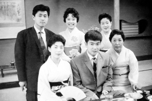 神戸・花隈の料亭で大島有紀子さん（前列左）らと写真に収まる石原裕次郎さん（前列中央）。後列左は、長門裕之さん（大島さん提供、石原音楽出版社の許諾を得ています）