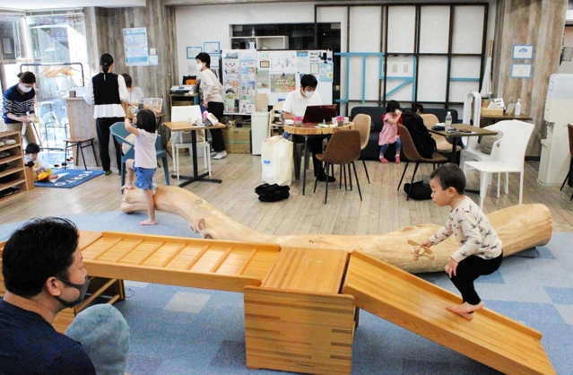 子どもたちが歓声を上げて遊ぶ隣では、仕事をしたり、ティータイムを楽しんだりする親の姿が＝神戸市中央区八幡通４、ＰＯＲＴＯ