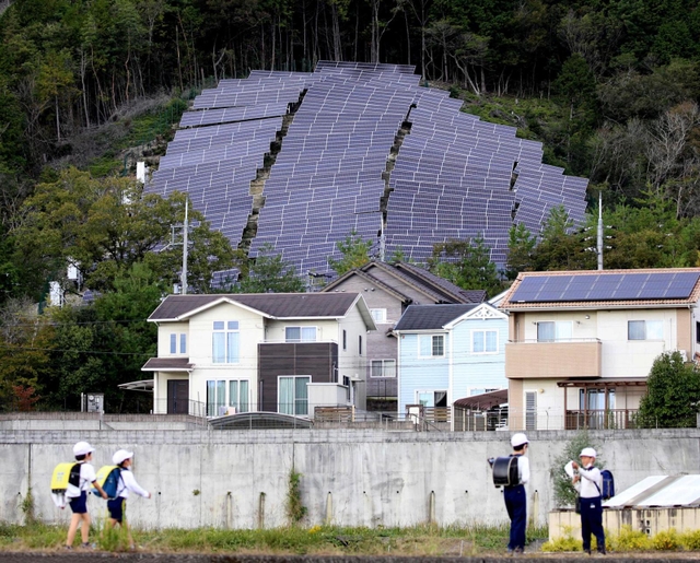 住宅地の真上にある傾斜面に広がる太陽光パネル＝姫路市夢前町寺（撮影・辰巳直之）