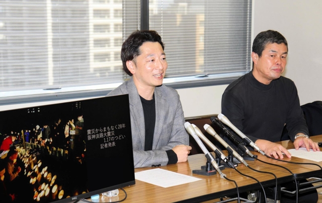 来年の「１・１７のつどい」の計画を発表する藤本真一実行委員長（左）ら＝８日午後、神戸市役所