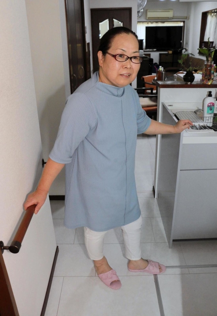 新型コロナに感染後、歩くこともままならず自宅に手すりを付けた豊田広美さん＝神戸市灘区