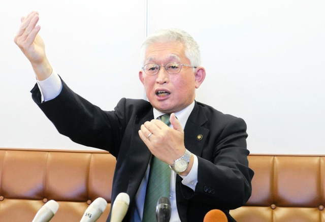 身振り手振りを交え地域政党の設立について話す泉房穂市長＝明石市役所