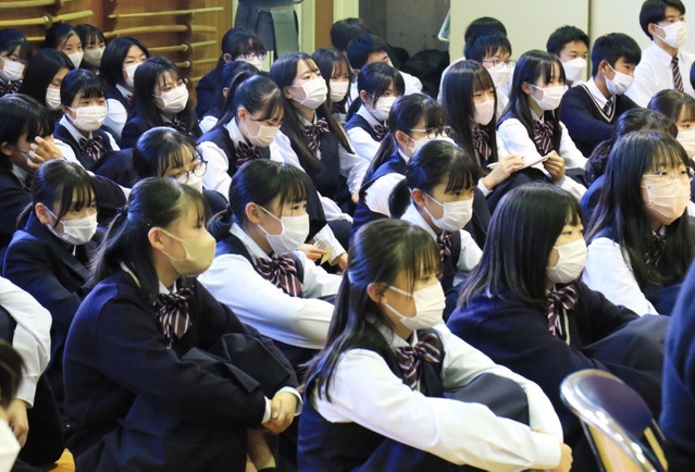 尼崎市長選の立候補予定者の話に耳を傾ける生徒ら＝尼崎市上ノ島町１、市立尼崎高校（撮影・斎藤雅志）
