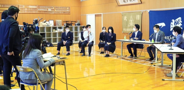 尼崎市長選の立候補予定者に質問する生徒ら＝尼崎市上ノ島町１、市立尼崎高校（撮影・斎藤雅志）