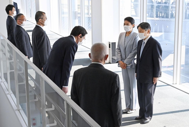 神戸空港に到着し、兵庫県の斎藤元彦知事（左端）らの出迎えを受ける天皇、皇后両陛下＝１２日午前１１時３８分、神戸市中央区（代表撮影）