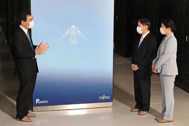 スーパーコンピューター「富岳」を見学された天皇、皇后両陛下＝１２日午後、神戸市中央区港島南町７（代表撮影）