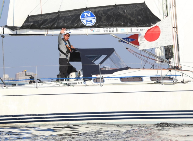 ヨットでの単独無寄港世界一周に出発した木村啓嗣さん＝１２日午後、芦屋市沖の大阪湾（撮影・斎藤雅志）