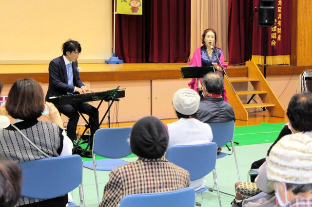 オリジナル曲「希望（あだち）の歌」を披露するソプラノ歌手の足立さつきさんと作曲家の足立知謙さん＝丹波市青垣町山垣