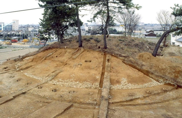 １９９２年に行われた幣塚古墳の発掘調査（明石市提供）
