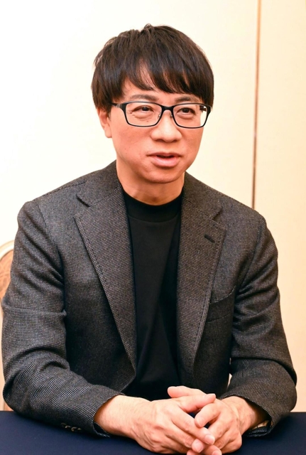 ヒロイン鈴芽の描き方は「大好きな『魔女の宅急便』から影響を受けている」と明かす新海誠監督＝１７日午後、神戸市中央区北野町１（撮影・坂井萌香） 