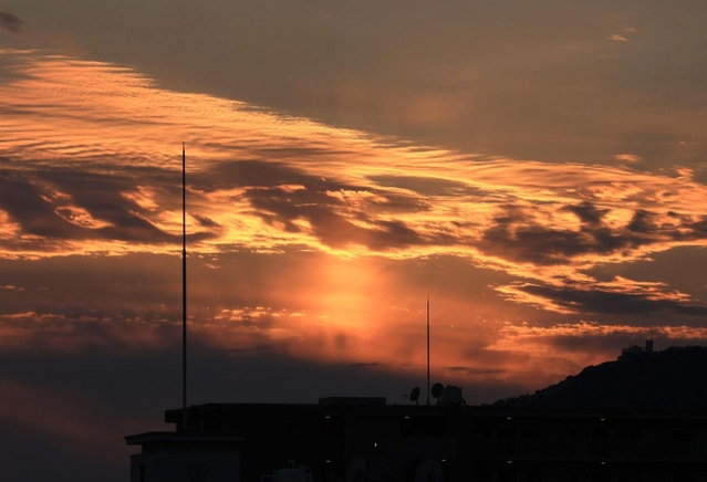 夕日から縦に伸びる光の筋＝１７日午後、神戸市須磨区から