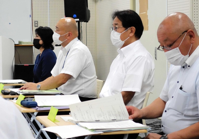 県立高校の再編をめぐり、検討委員会の初会合に臨んだ西宮北高校と西宮甲山高校の校長・教頭＝８月８日、西宮市苦楽園二番町、西宮北高校
