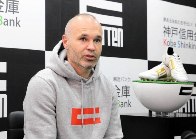 自ら立ち上げたサッカーシューズブランドへの思いを語るイニエスタ選手＝神戸市中央区八幡通４