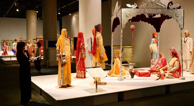 インドの伝統的な婚礼などを再現した展示風景＝神戸ファッション美術館（撮影・坂井萌香）