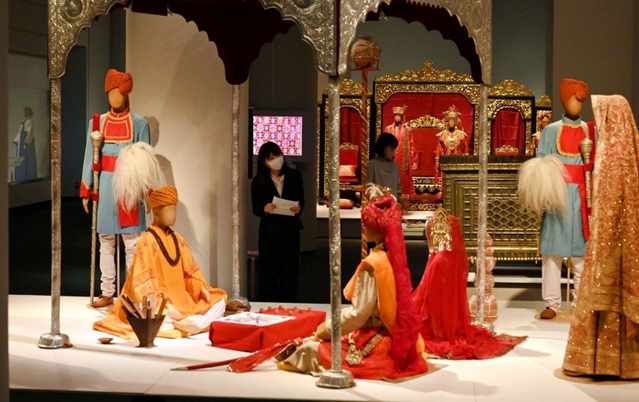 インドの伝統的な婚礼などを再現した展示風景＝神戸ファッション美術館（撮影・坂井萌香）