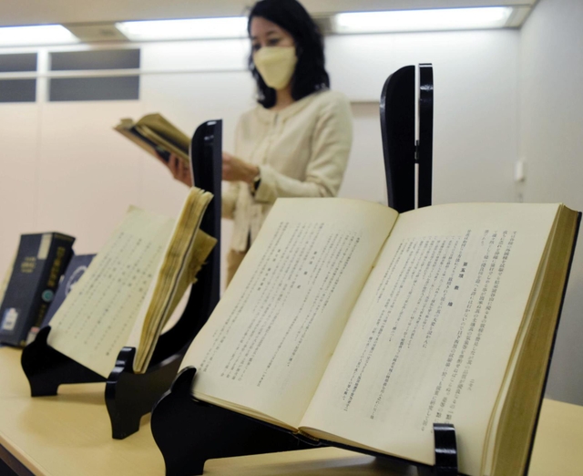 三宮図書館に展示される鈴木商店関連の書籍。同社から市に寄贈された本もある＝神戸市役所