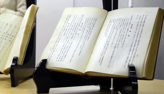 三宮図書館に展示される鈴木商店関連の書籍。同社から市に寄贈された本もある＝神戸市役所