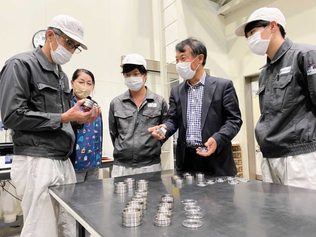 ＮＡＳＡ向けの容器製作を進める佐藤慎介社長（右から２人目）ら＝たつの市揖西町土師