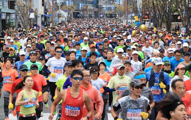 神戸の街を走るランナー＝２０日午前、神戸市中央区（撮影・鈴木雅之）
