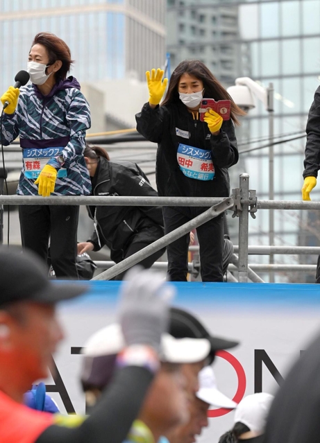 スタート地点でランナーを応援する田中希実（右）と有森裕子さん＝神戸市中央区加納町６（撮影・秋山亮太）