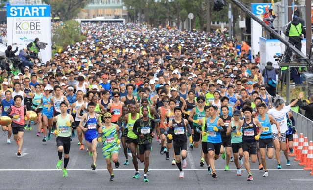 一斉にスタートしたランナー＝２０日午前９時、神戸市役所前（撮影・吉田敦史）