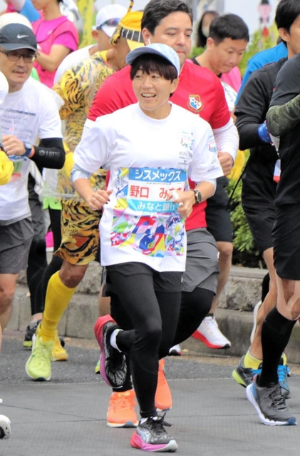 笑顔で駆け出す神戸マラソンの特別ゲストの野口みずきさん＝２０日午前、神戸市中央区、神戸市役所前