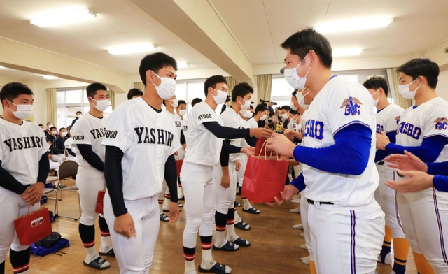 県岐阜商の選手たちにプレゼントを手渡す社の選手たち＝２３日午前、加東市木梨、社高校（撮影・鈴木雅之）