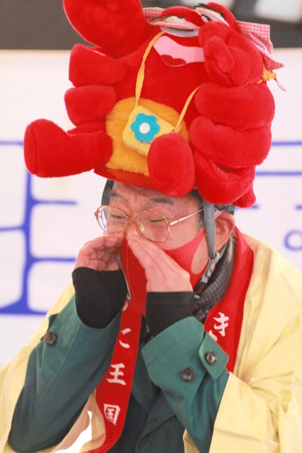 「かにさんありがとー！」と叫ぶ男性＝豊岡市城崎町今津