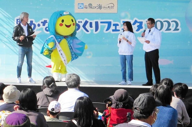 総選挙の結果を発表する選挙管理委員会のメンバーら＝明石市、兵庫県立明石公園